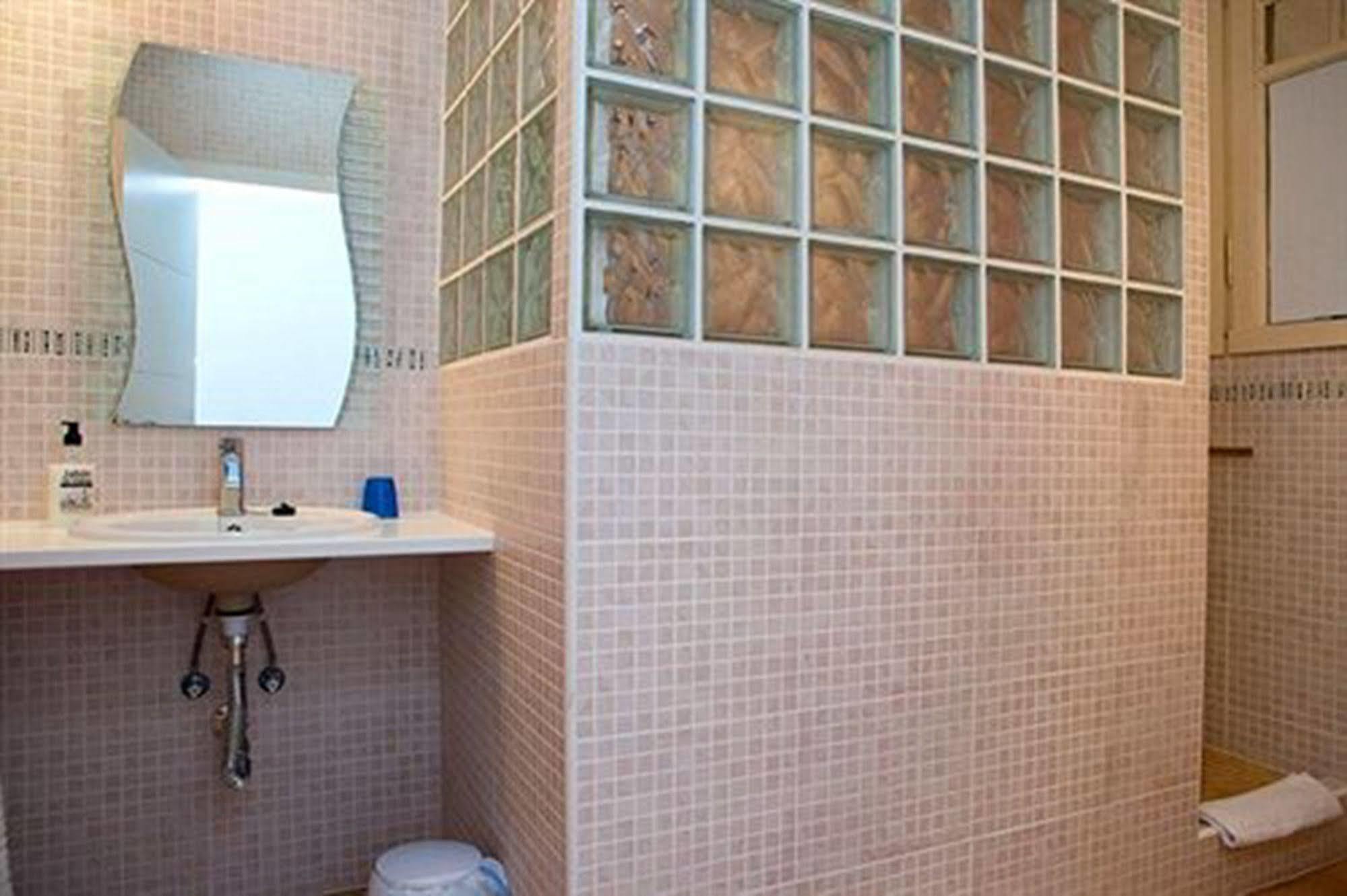 Hostal Martinval Barcelona Luaran gambar